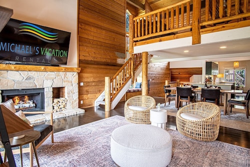 Panoramic Views! Designer`s Condo on Golf Course W/resort Amenities