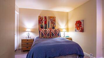 Condo, Multiple Beds, Fireplace, Mountain View (Sun Valley Condo 139) | 2 bedrooms, individually decorated, individually furnished, bed sheets