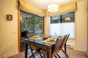 Condo, várias camas, lareira, vista para a montanha (Sun Valley Condo 139) | Opções para refeição