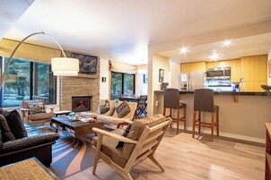 Condo, várias camas, lareira, vista para a montanha (Sun Valley Condo 139) | Parte interna