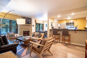 Appartamento, letti multipli, caminetto, vista montagna (Sun Valley Condo 139) | Interni
