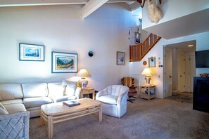 Appartamento, letti multipli, patio, vista montagna (Sun Valley Condo 120) | Area soggiorno | TV a schermo piatto 42 pollici con canali digitali