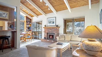 Huoneisto, useita sänkyjä, patio, vuoristonäköala (Sun Valley Condo 120) | Oleskelualue | 42–tuumainen taulutelevisio, jossa digitaalikanavat