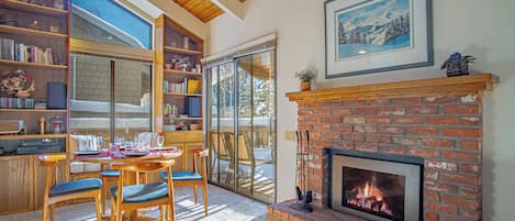 Condo, varias camas, patio, vista a la montaña (Sun Valley Condo 120) | Interior