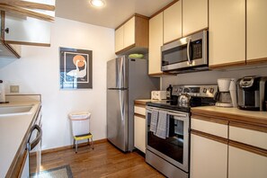 Appartamento, letti multipli, patio, vista montagna (Sun Valley Condo 120) | Cucina privata | Tavolo da pranzo