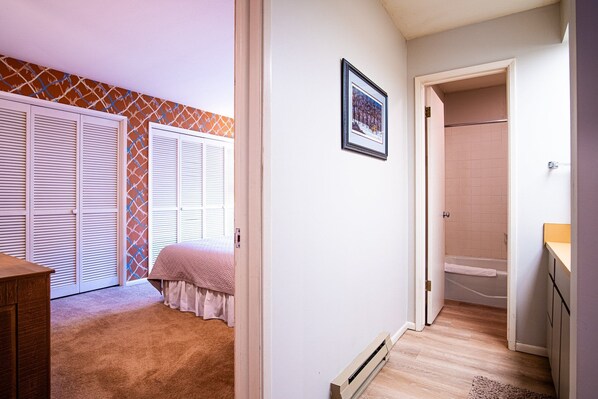 公寓式客房, 多张床, 阳台, 山景 (Sawtooth Ski Condo) | 3 多间卧室、特色装修、特色家居、床单