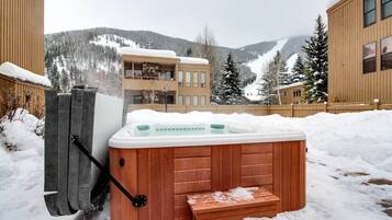 Apartamento, varias camas, balcón, vistas a la montaña (Sawtooth Ski Condo) | Bañera de hidromasaje al aire libre