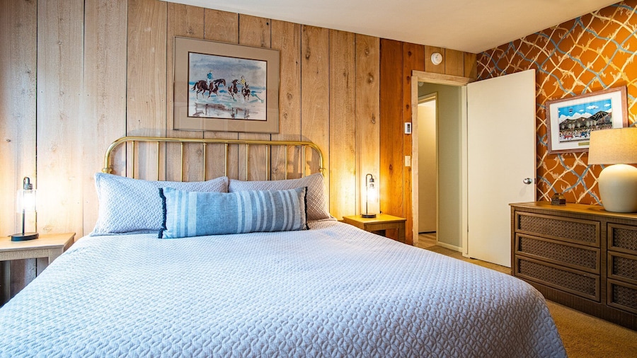 Sawtooth Ski Condo - Hot Tub + Walk to Ski Slopes!