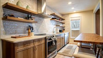 Apartamento, varias camas, balcón, vistas a la montaña (Sawtooth Ski Condo) | Cocina privada | Mesa de comedor