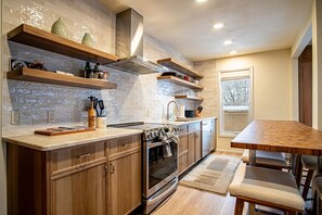 公寓式客房, 多张床, 阳台, 山景 (Sawtooth Ski Condo) | 私人厨房 | 餐桌