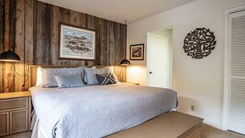 Condo, nhiều giường, ban công, quang cảnh núi (Sawtooth Ski Condo) | 3 phòng ngủ, trang trí khác biệt