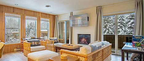 Huoneisto, useita sänkyjä, parveke, vuoristonäköala (Sawtooth Ski Condo) | Oleskelualue | 42–tuumainen taulutelevisio, jossa digitaalikanavat