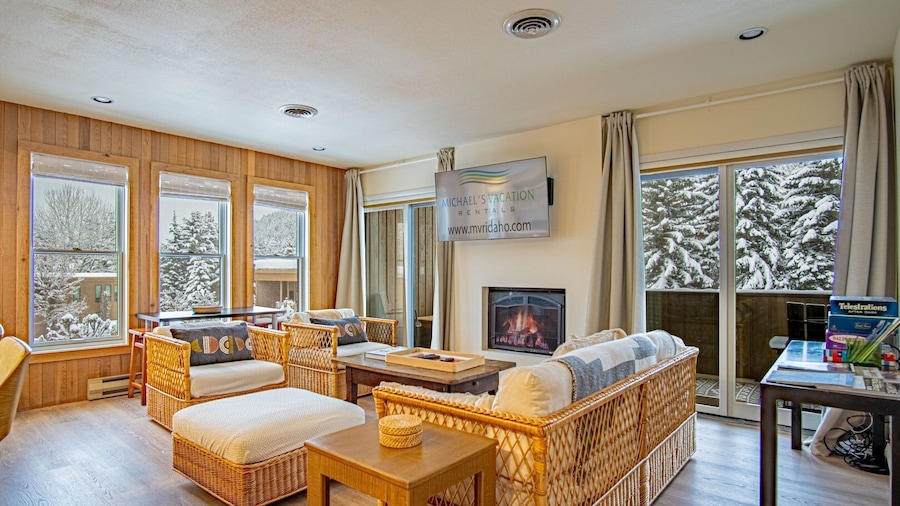 Sawtooth Ski Condo - Hot Tub + Walk to Ski Slopes!