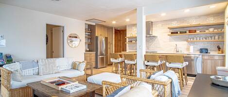 コンドミニアム ベッド (複数台) バルコニー マウンテンビュー (Sawtooth Ski Condo) | リビング エリア | 42 インチの薄型テレビ (デジタル放送視聴可)