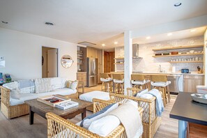 Apartamento, varias camas, balcón, vistas a la montaña (Sawtooth Ski Condo) | Zona de estar | Televisión de pantalla plana de 42 pulgadas con canales digitales