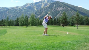 A person on a golf course with a mountain in the background. - Skiway Chalet - Next to Warm Springs Lifts - Close to Natural Hot Springs (Ketchum)