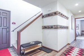 Condo, Multiple Beds, Balcony, Mountain View (Skiway Chalet) | Interior