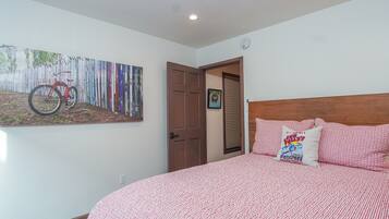 Apartamento, varias camas, balcón, vistas a la montaña (Skiway Chalet) | 3 dormitorios, decoración individual, mobiliario individual