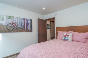 Condo, Multiple Beds, Balcony, Mountain View (Skiway Chalet) | 3 bedrooms, individually decorated, individually furnished, bed sheets