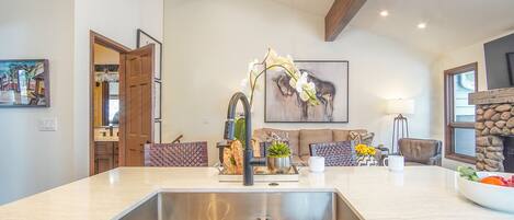 Condo, Multiple Beds, Balcony, Mountain View (Skiway Chalet) | Interior