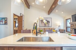 Condo, Multiple Beds, Balcony, Mountain View (Skiway Chalet) | Interior