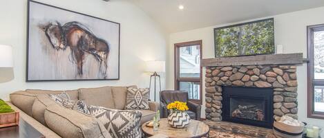 Condo, várias camas, sacada, vista para a montanha (Skiway Chalet) | Área de estar | TV de tela plana 42 polegadas com canais digitais