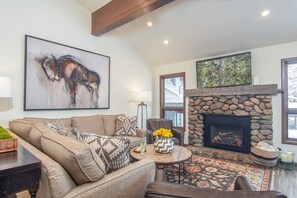 コンドミニアム ベッド (複数台) バルコニー マウンテンビュー (Skiway Chalet) | リビング エリア | 42 インチの薄型テレビ (デジタル放送視聴可)