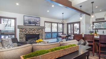 Apartamento, varias camas, balcón, vistas a la montaña (Skiway Chalet) | Interior