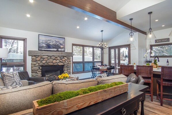 Condo, Multiple Beds, Balcony, Mountain View (Skiway Chalet) | Interior