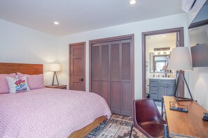 Condo, Multiple Beds, Balcony, Mountain View (Skiway Chalet) | 3 bedrooms, individually decorated, individually furnished, bed sheets