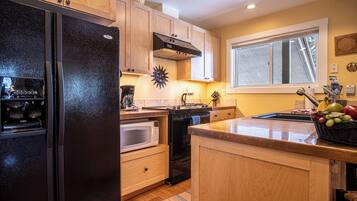 Condo, Multiple Beds, Balcony, Mountain View (Bluff Condo 4026) | Private kitchen | Dining tables