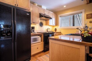 Appart'hôtel, plusieurs lits, balcon, vue montagne (Bluff Condo 4026) | Cuisine privée