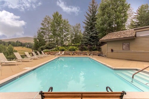 Bluff Condo + Free Guest Passes to Elkhorn Resort Amenities Included!