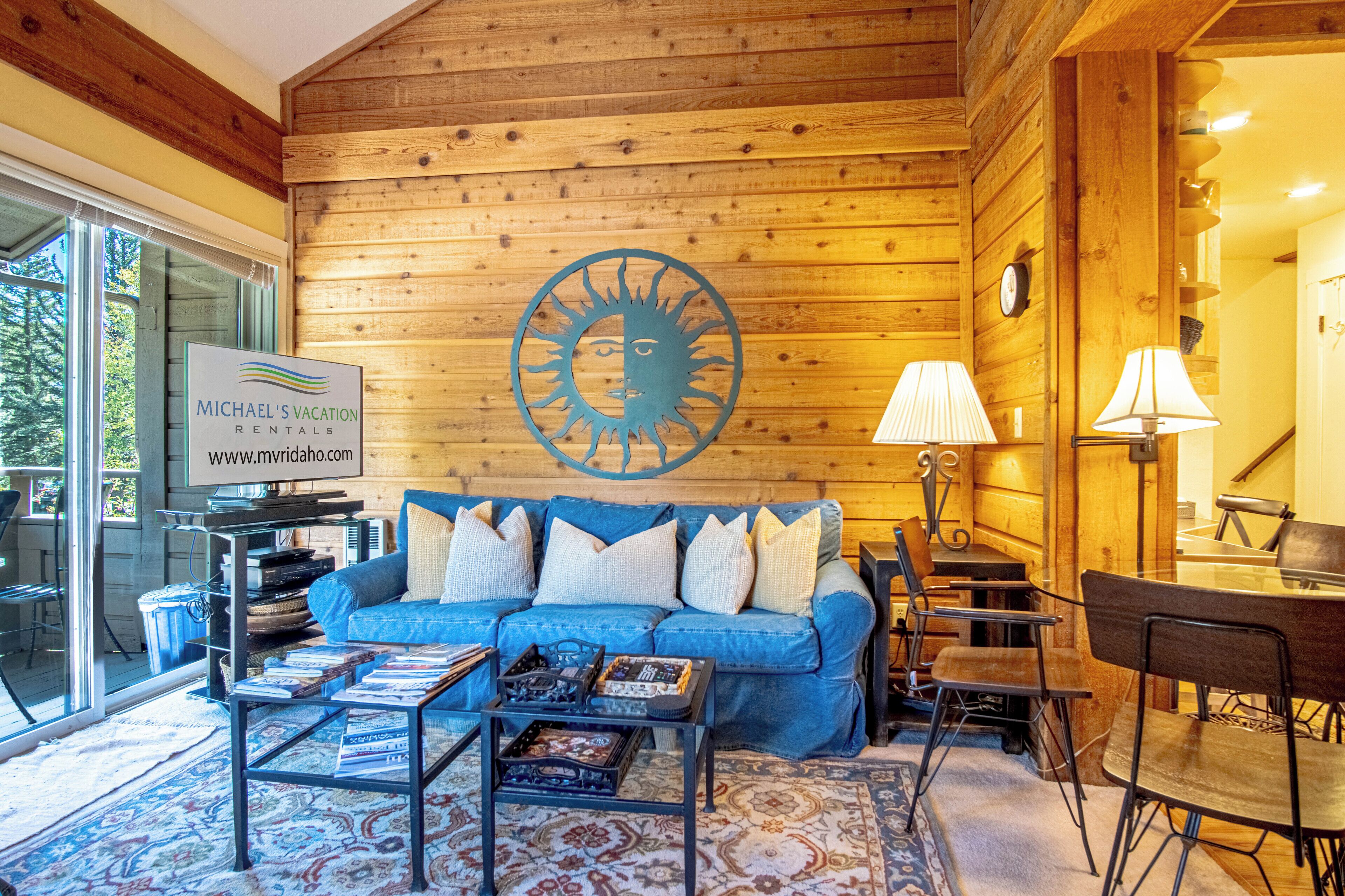 公寓客房, 多張床, 陽台, 山景 (Bluff Condo 4026) | 起居區 | 42-吋平面電視，提供數位頻道