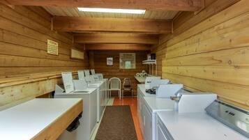 Appart'hĂŽtel, plusieurs lits, balcon, vue montagne (Bluff Condo 4026) | Blanchisserie