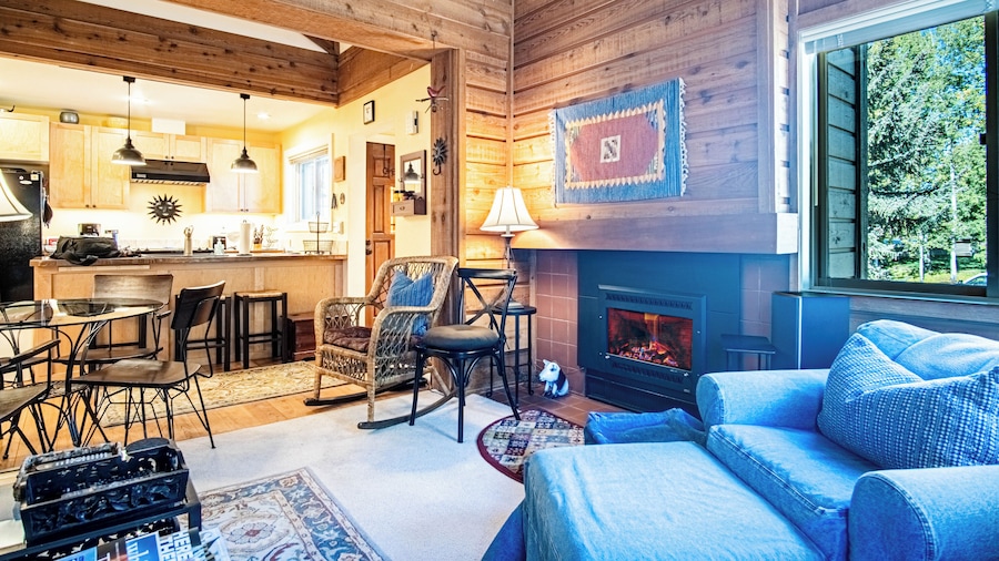 Bluff Condo + Free Guest Passes to Elkhorn Resort Amenities Included!