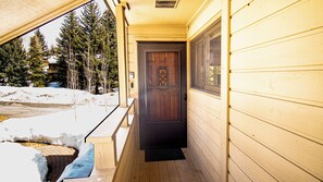 Appart'hôtel, plusieurs lits, balcon, vue montagne (Bluff Condo 4026) | Vue de la chambre