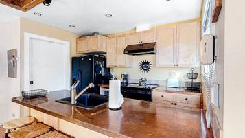 Condo, Berbilang Katil, Balcony, Mountain View (Bluff Condo 4026) | Dapur peribadi | Meja makan