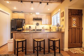 Appart'hôtel, plusieurs lits, balcon, vue montagne (Bluff Condo 4026) | Cuisine privée | Tables à manger