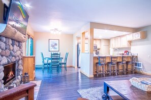 Condo, nhiều giường, ban công, quang cảnh núi (Sun Valley Condo 113) | Nội thất