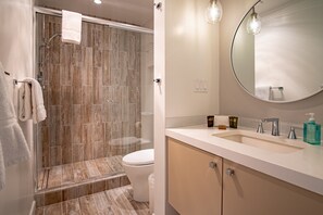 Appart'hôtel, plusieurs lits, patio, vue montagne (Indian Springs Oasis) | Salle de bain | Serviettes fournies