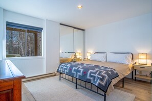 3 bedrooms, individually decorated, individually furnished, bed sheets