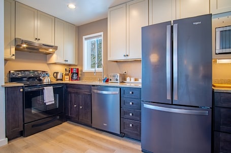 Condo, Multiple Beds, Patio, Mountain View (Indian Springs Oasis) | Private kitchen | Dining tables