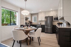 Appart'hôtel, plusieurs lits, patio, vue montagne (Indian Springs Oasis) | Cuisine privée | Tables à manger