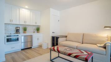 Appartement, meerdere bedden, patio, uitzicht op bergen (Indian Springs Oasis) | Woonruimte | Een 42-inch flatscreentelevisie met digitale zenders