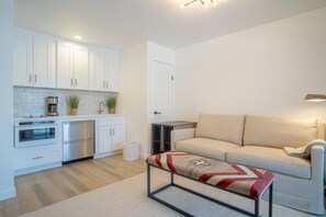 Appartement, meerdere bedden, patio, uitzicht op bergen (Indian Springs Oasis) | Woonruimte | Een 42-inch flatscreentelevisie met digitale zenders