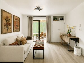 Apartamento, varias camas, patio, vistas a la montaña (Indian Springs Oasis) | Zona de estar | Televisión de pantalla plana de 42 pulgadas con canales digitales