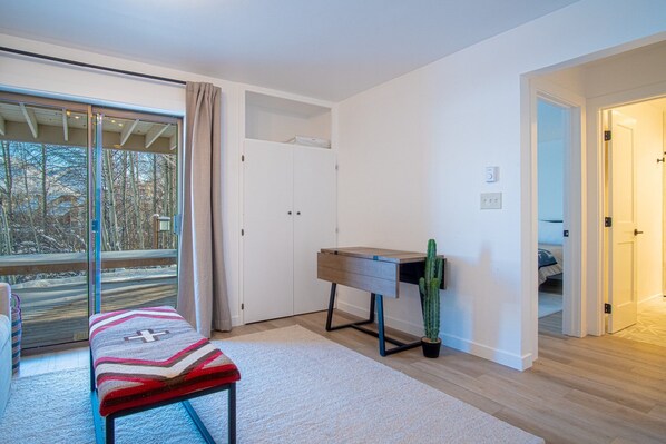 Appartement, meerdere bedden, patio, uitzicht op bergen (Indian Springs Oasis) | 3 slaapkamers, individueel gedecoreerd, individueel gemeubileerd