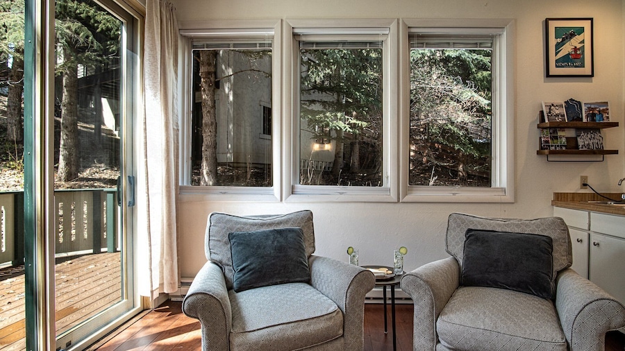 Next to Warm Springs Lifts-hot Tub, Pool & Tennis!