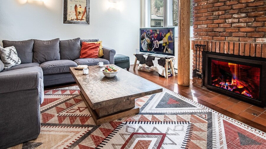 Next to Warm Springs Lifts-hot Tub, Pool & Tennis!